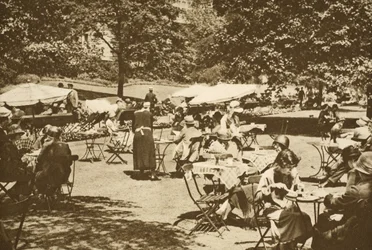 Scène de déjeuner continental dans les jardins de l